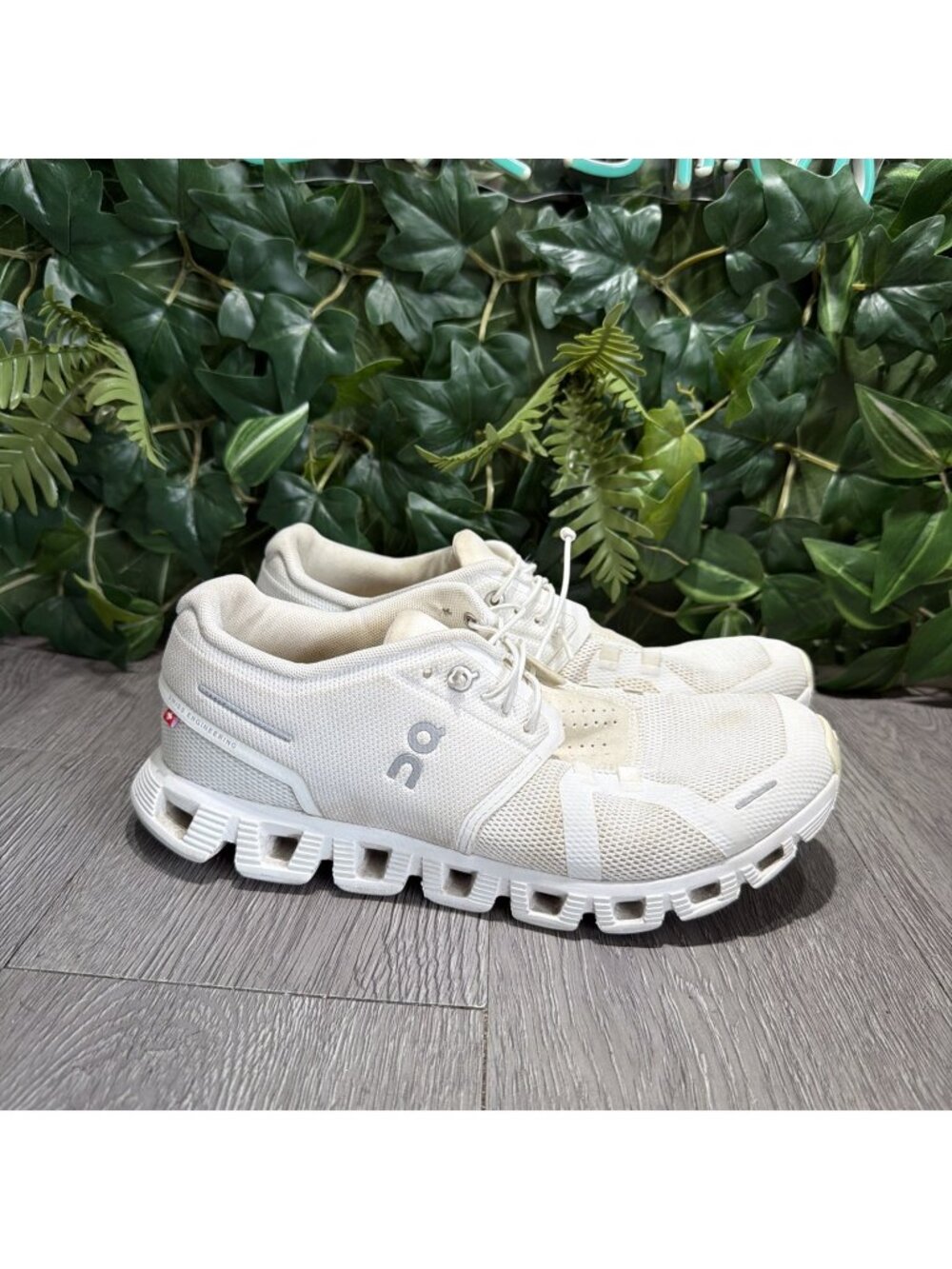On Cloud 5 Swiss Engineering Mens Size 7.5 Shoes White  Athletic Shoes